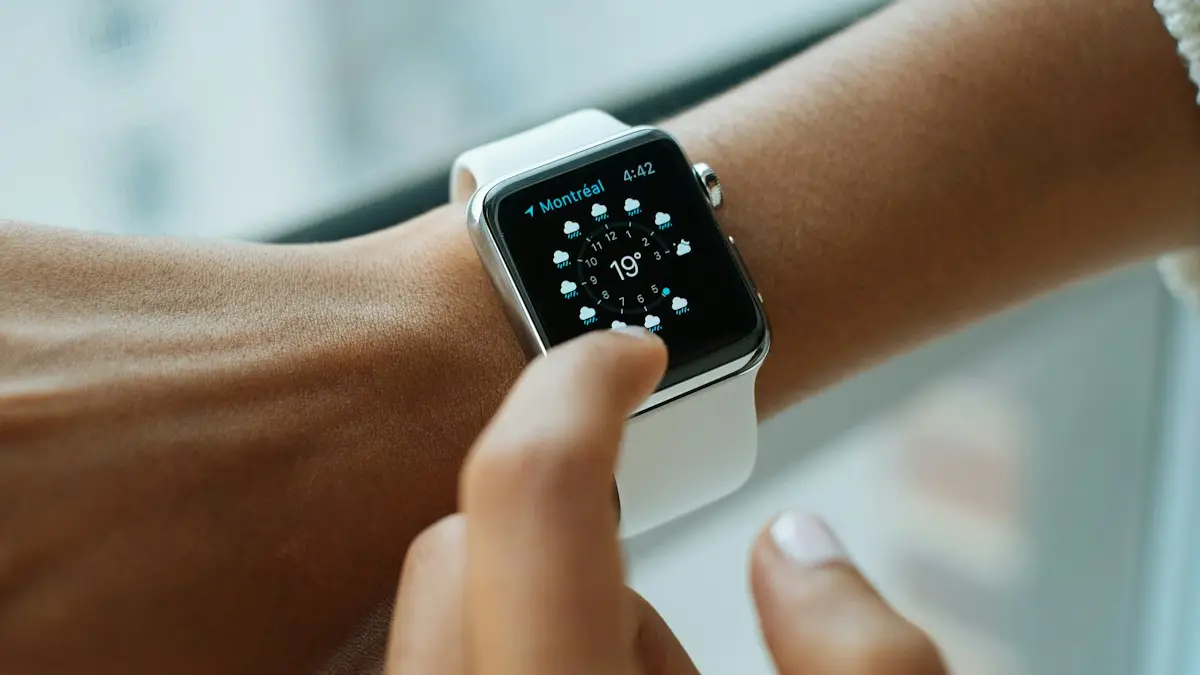 Person wearing silver aluminium case Apple Watch with white Sports Band