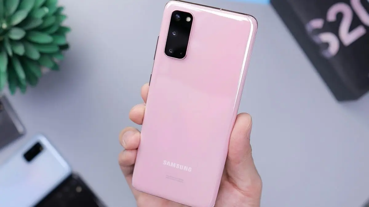 Person holding rose gold iphone 6 s