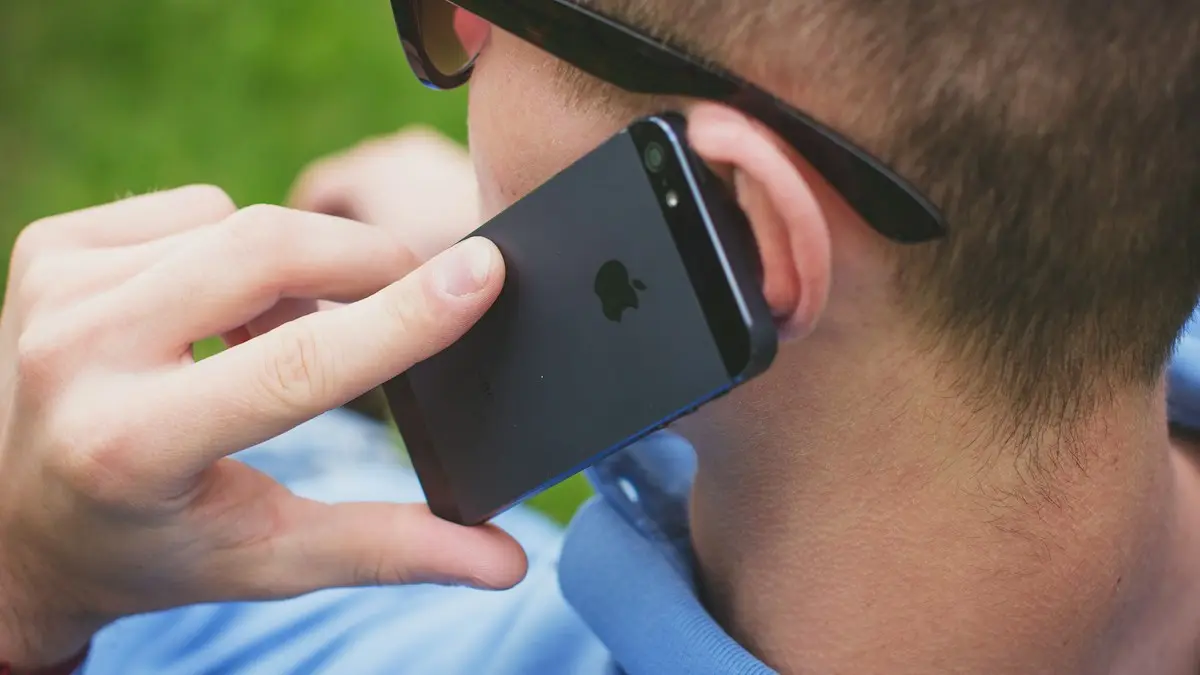 Person holding black iPhone 5s
