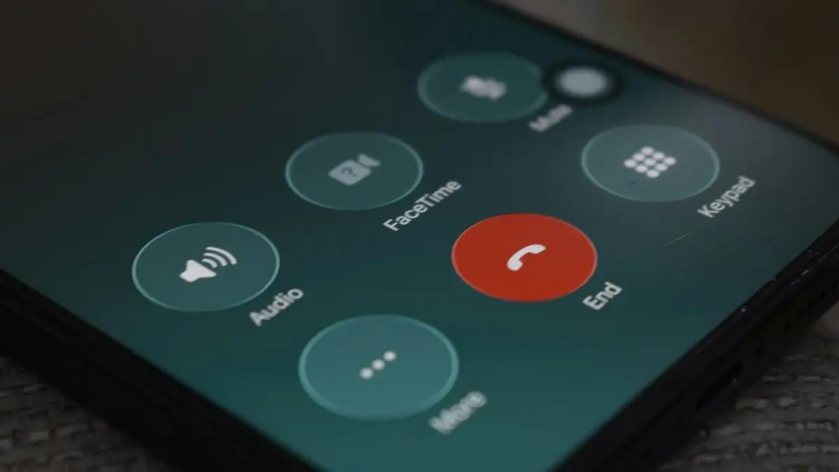 A smartphone screen displaying a call interface with circular buttons for audio and FaceTime